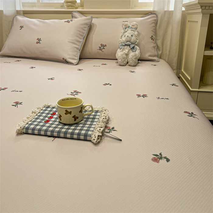 91家纺网 家纺一手货源 找家纺 星座家纺 2025新款斜纹提花凉感丝凉席床单款三件套 尤克里里粉