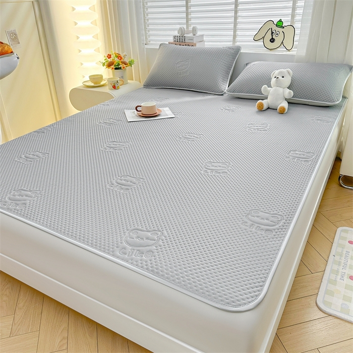 91家纺网 家纺一手货源 找家纺 慕木2025新款A类凉感丝小冰熊云母冰丝凉席床笠夏被系列  小冰熊-魔法灰床席