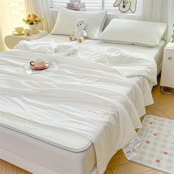 91家纺网 家纺一手货源 找家纺 慕木2025新款A类凉感丝小冰熊云母冰丝凉席床笠夏被系列  小冰熊-奶昔白