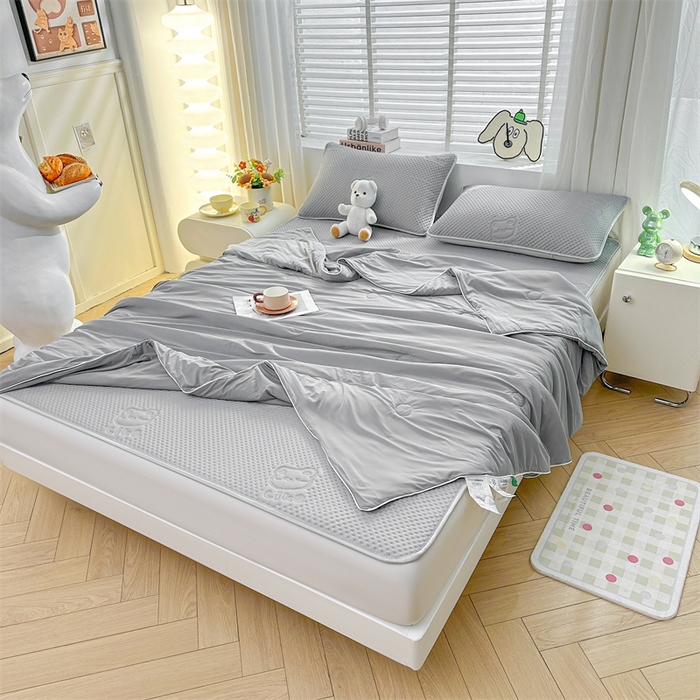 91家纺网 家纺一手货源 找家纺 慕木2025新款A类凉感丝小冰熊云母冰丝凉席床笠夏被系列  小冰熊-魔法灰床席