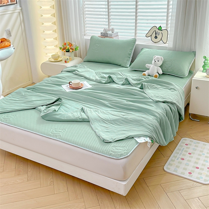 91家纺网 家纺一手货源 找家纺 慕木2025新款A类凉感丝小冰熊云母冰丝凉席床笠夏被系列  小冰熊-豆绿床席