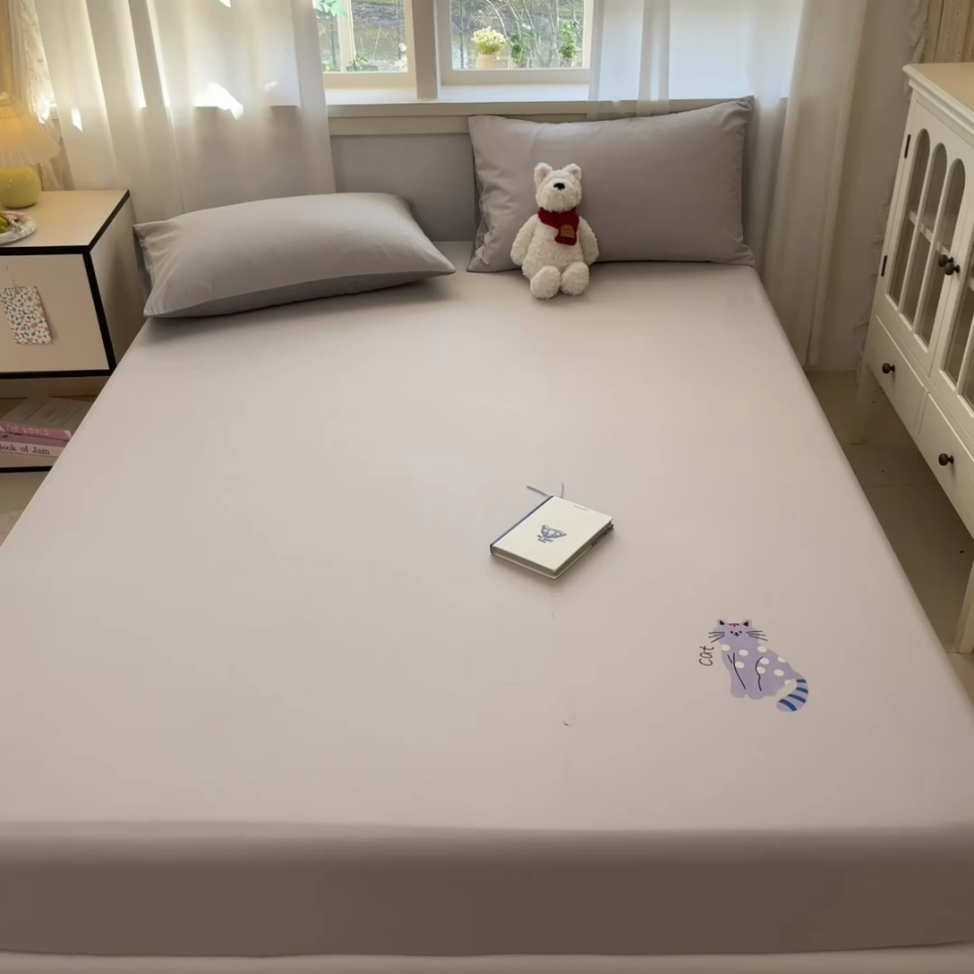 91家纺网 家纺一手货源 找家纺 泽西2025新品全棉卡通床笠 幸运猫-浅米灰