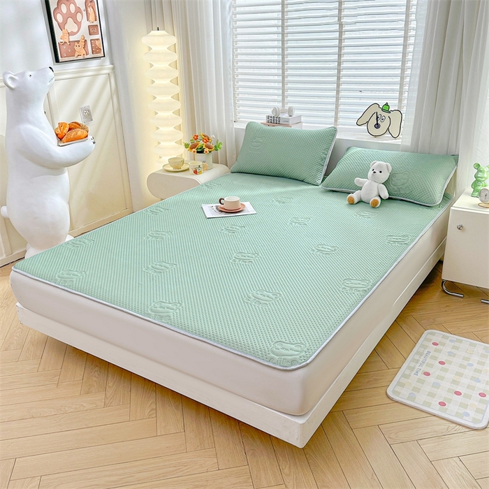 91家纺网 家纺一手货源 找家纺 慕木2025新款A类凉感丝小冰熊云母冰丝凉席床笠夏被系列  小冰熊-豆绿床席