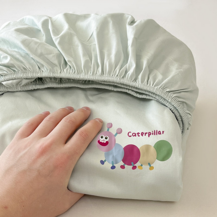 91家纺网 家纺一手货源 找家纺 泽西2025新品全棉卡通床笠 淘气虫-云水绿