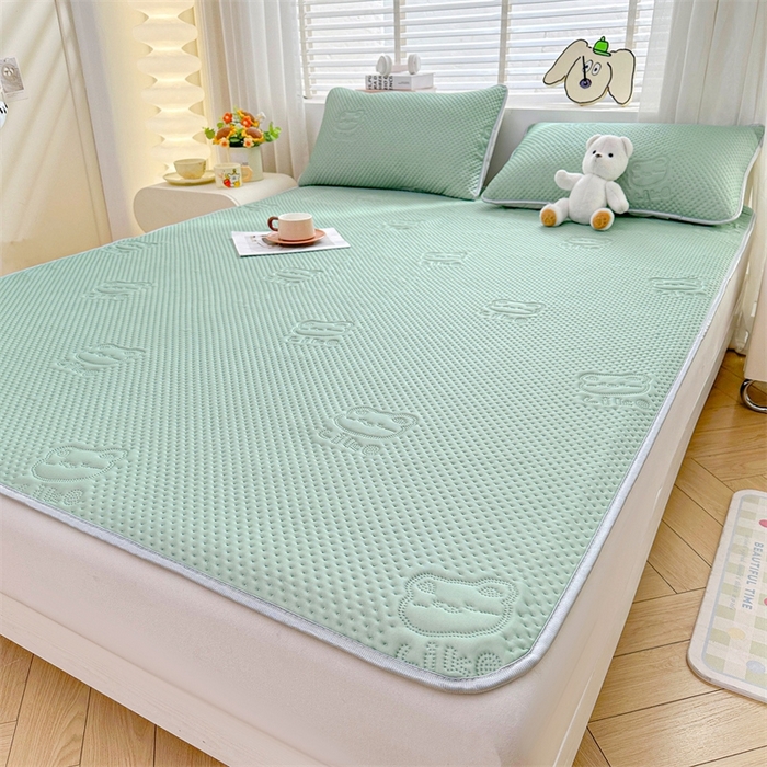 91家纺网 家纺一手货源 找家纺 慕木2025新款A类凉感丝小冰熊云母冰丝凉席床笠夏被系列  小冰熊-豆绿床席