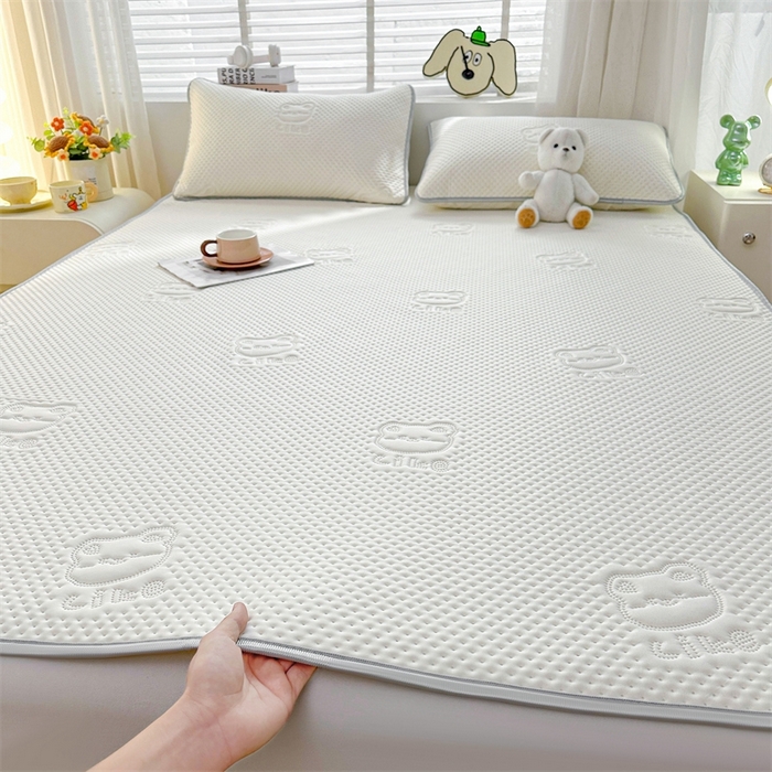 91家纺网 家纺一手货源 找家纺 慕木2025新款A类凉感丝小冰熊云母冰丝凉席床笠夏被系列  小冰熊-奶昔白