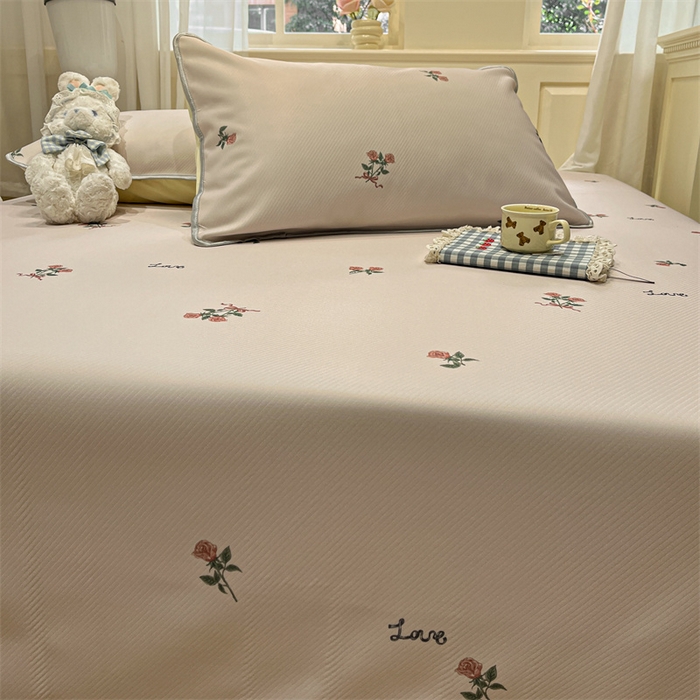 91家纺网 家纺一手货源 找家纺 星座家纺 2025新款斜纹提花凉感丝凉席床单款三件套 尤克里里粉