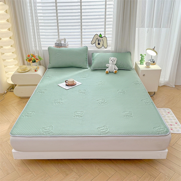 91家纺网 家纺一手货源 找家纺 慕木2025新款A类凉感丝小冰熊云母冰丝凉席床笠夏被系列  小冰熊-豆绿床席