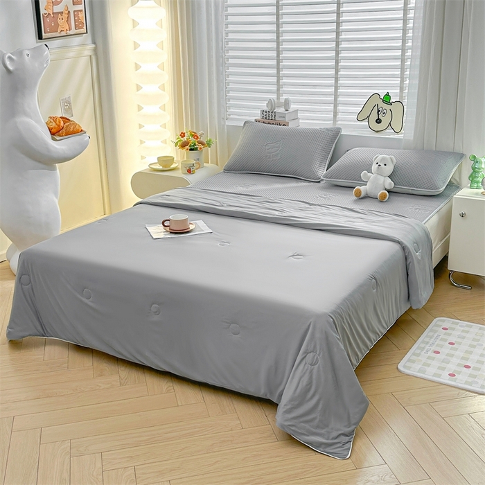 91家纺网 家纺一手货源 找家纺 慕木2025新款A类凉感丝小冰熊云母冰丝凉席床笠夏被系列  小冰熊-魔法灰床席