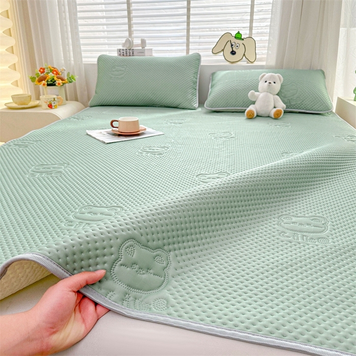 91家纺网 家纺一手货源 找家纺 慕木2025新款A类凉感丝小冰熊云母冰丝凉席床笠夏被系列  小冰熊-豆绿床席