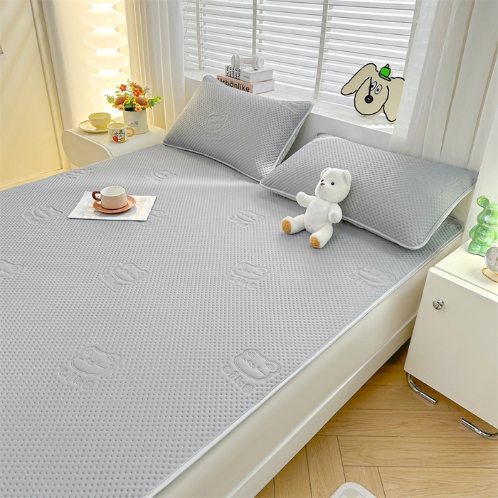 91家纺网 家纺一手货源 找家纺 慕木2025新款A类凉感丝小冰熊云母冰丝凉席床笠夏被系列  小冰熊-魔法灰床席