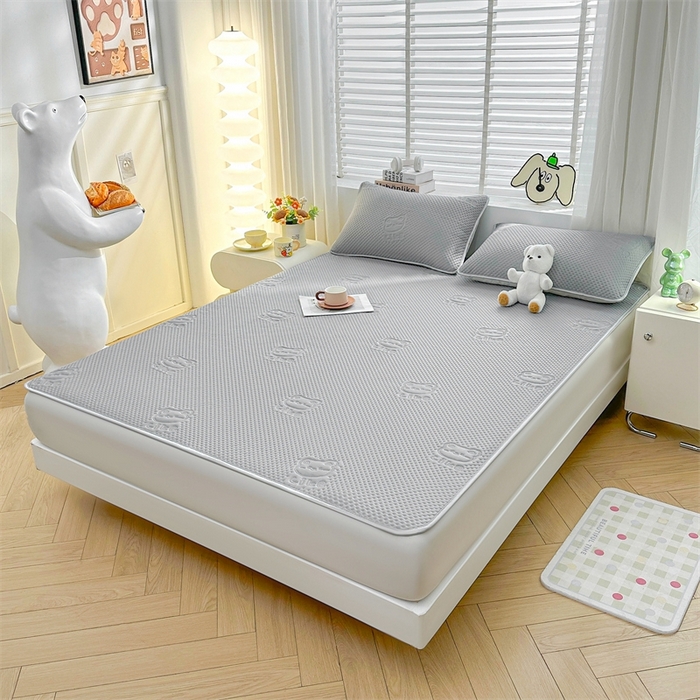 91家纺网 家纺一手货源 找家纺 慕木2025新款A类凉感丝小冰熊云母冰丝凉席床笠夏被系列  小冰熊-魔法灰床席