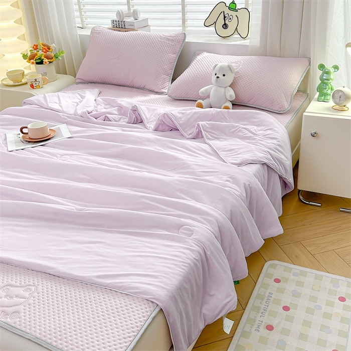 91家纺网 家纺一手货源 找家纺 慕木2025新款A类凉感丝小冰熊云母冰丝凉席床笠夏被系列  小冰熊-梦幻紫床席