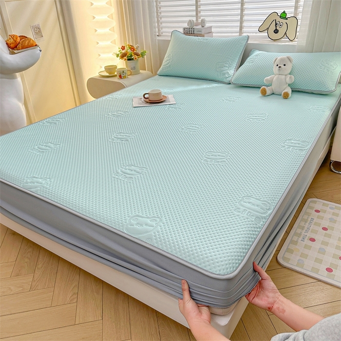 91家纺网 家纺一手货源 找家纺 慕木2025新款A类凉感丝小冰熊云母冰丝凉席床笠夏被系列  小冰熊-天空蓝床笠