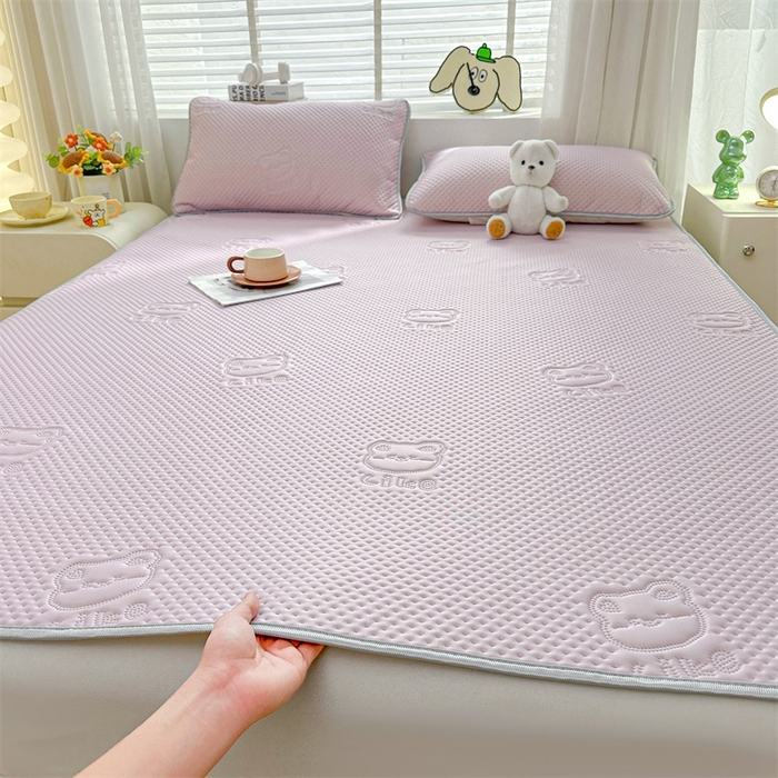 91家纺网 家纺一手货源 找家纺 慕木2025新款A类凉感丝小冰熊云母冰丝凉席床笠夏被系列  小冰熊-梦幻紫床席