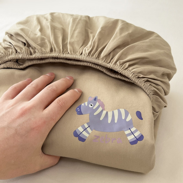 91家纺网 家纺一手货源 找家纺 泽西2025新品全棉卡通床笠 天使马-卡其