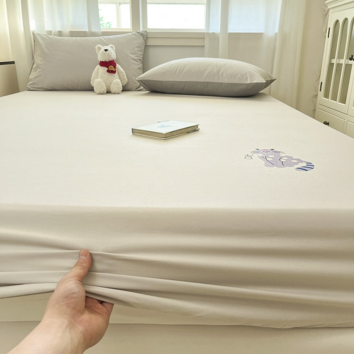 91家纺网 家纺一手货源 找家纺 泽西2025新品全棉卡通床笠 幸运猫-浅米灰