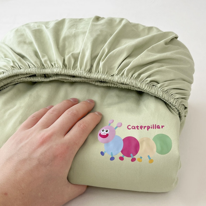 91家纺网 家纺一手货源 找家纺 泽西2025新品全棉卡通床笠 淘气虫-橄榄绿