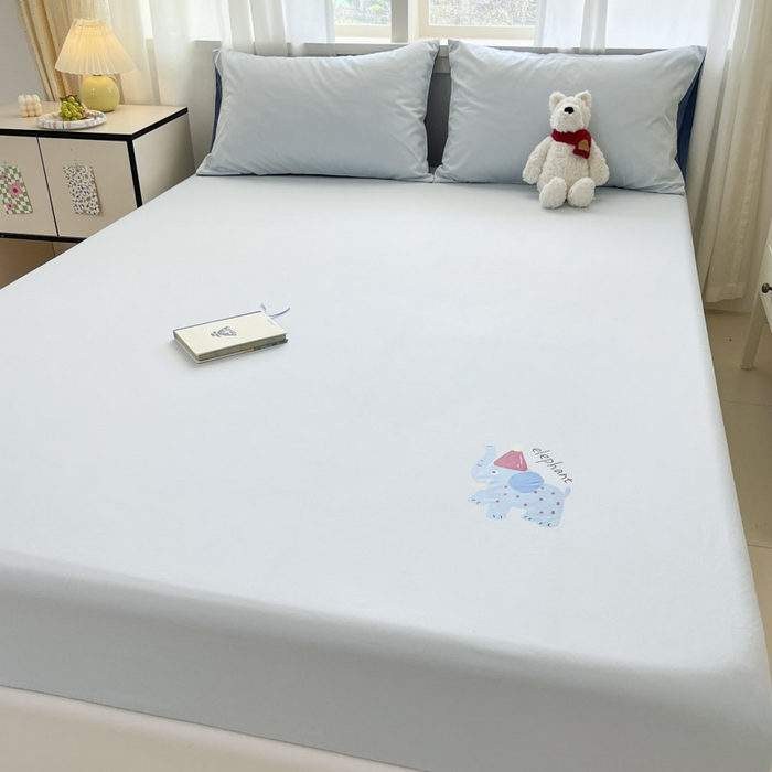 91家纺网 家纺一手货源 找家纺 泽西2025新品全棉卡通床笠 福小象-晴空蓝