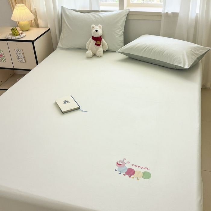 91家纺网 家纺一手货源 找家纺 泽西2025新品全棉卡通床笠 淘气虫-云水绿