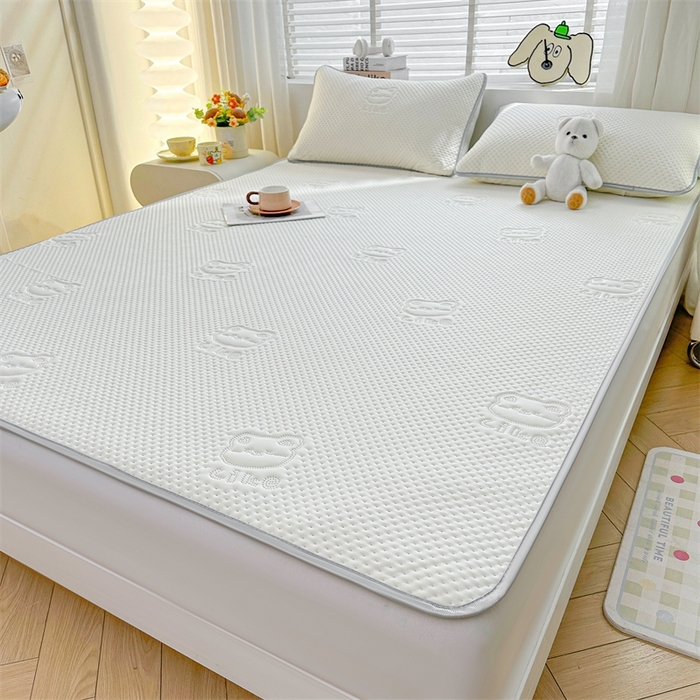 91家纺网 家纺一手货源 找家纺 慕木2025新款A类凉感丝小冰熊云母冰丝凉席床笠夏被系列  小冰熊-奶昔白