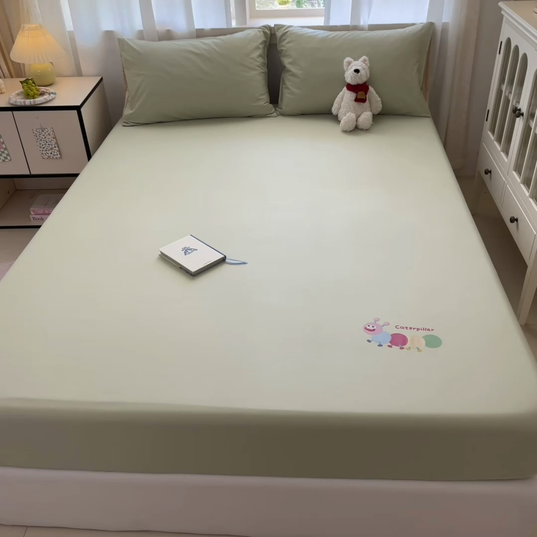 91家纺网 家纺一手货源 找家纺 泽西2025新品全棉卡通床笠 淘气虫-橄榄绿