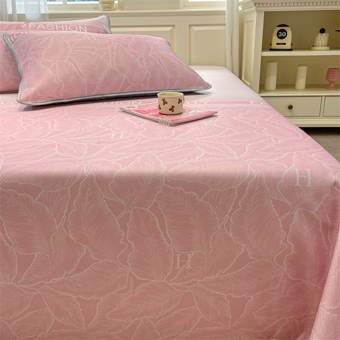 91家纺网 家纺一手货源 找家纺 星座家纺 2025新款斜纹提花凉感丝凉席床单款三件套 叶之语-粉