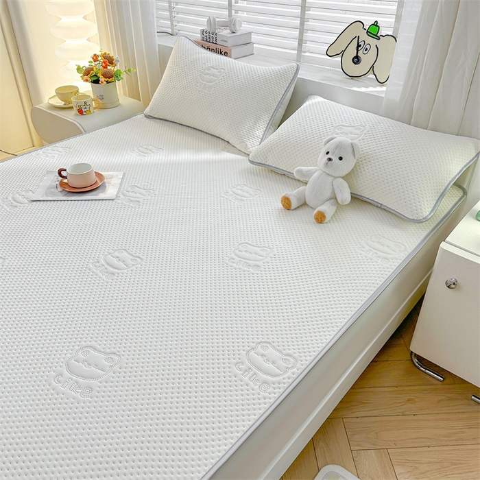 91家纺网 家纺一手货源 找家纺 慕木2025新款A类凉感丝小冰熊云母冰丝凉席床笠夏被系列  小冰熊-奶昔白