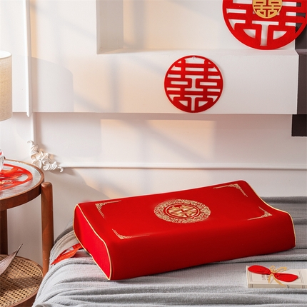 91家纺网 家纺一手货源 找家纺 糖果枕芯 2025新款大红乳胶枕头睡出健康曲线喜庆枕芯 花嫁喜事 40*60cm