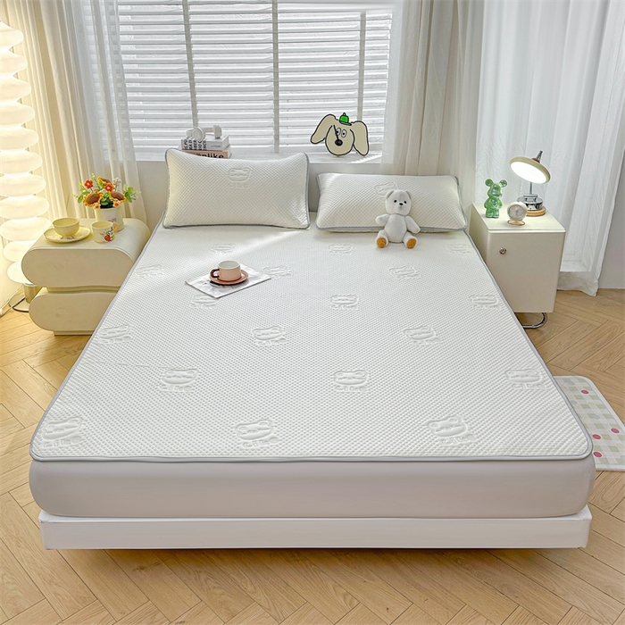 91家纺网 家纺一手货源 找家纺 慕木2025新款A类凉感丝小冰熊云母冰丝凉席床笠夏被系列  小冰熊-奶昔白