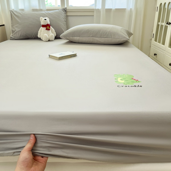 91家纺网 家纺一手货源 找家纺 泽西2025新品全棉卡通床笠 开心鳄-绅士灰