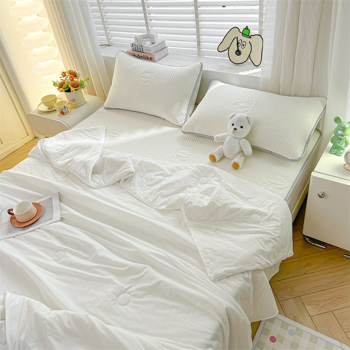 91家纺网 家纺一手货源 找家纺 慕木2025新款A类凉感丝小冰熊云母冰丝凉席床笠夏被系列  小冰熊-奶昔白