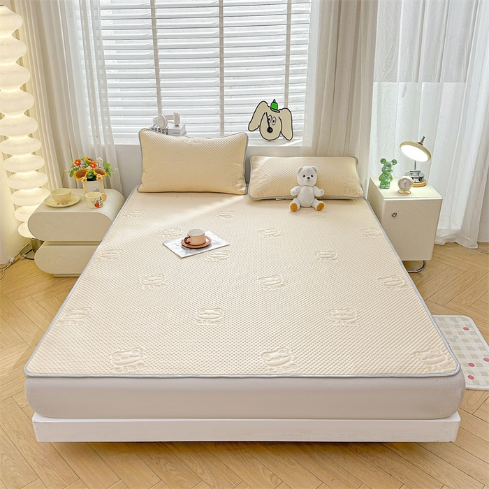 91家纺网 家纺一手货源 找家纺 慕木2025新款A类凉感丝小冰熊云母冰丝凉席床笠夏被系列  小冰熊-米白床席