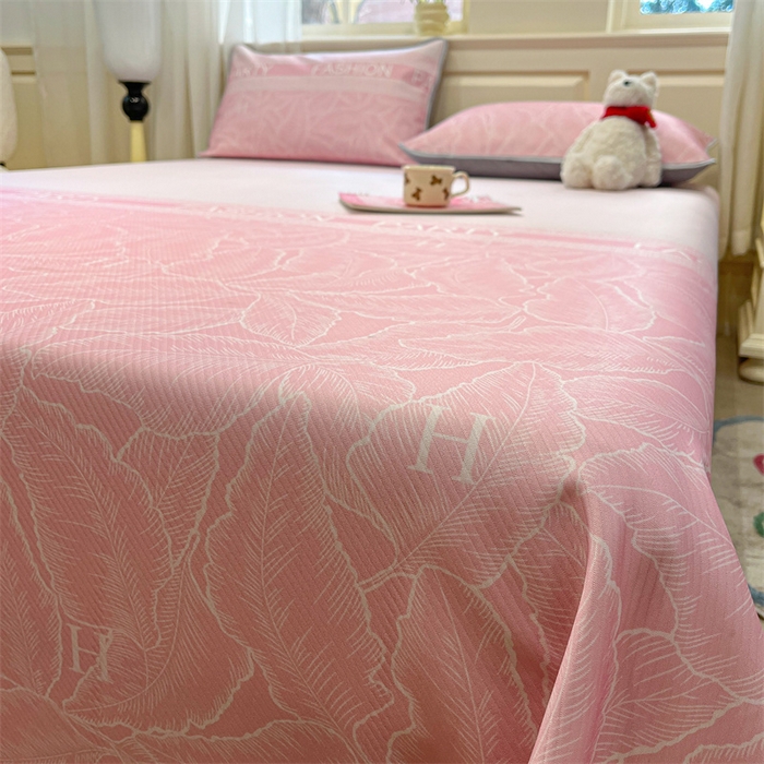 91家纺网 家纺一手货源 找家纺 星座家纺 2025新款斜纹提花凉感丝凉席床单款三件套 叶之语-粉