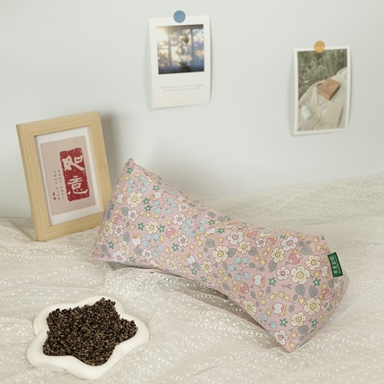 91家纺网 家纺一手货源 找家纺 （总）芯洲 2025新款日系田园小碎花草本助眠颈椎反弓牵引三角枕枕头枕芯