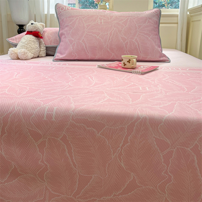 91家纺网 家纺一手货源 找家纺 星座家纺 2025新款斜纹提花凉感丝凉席床单款三件套 叶之语-粉