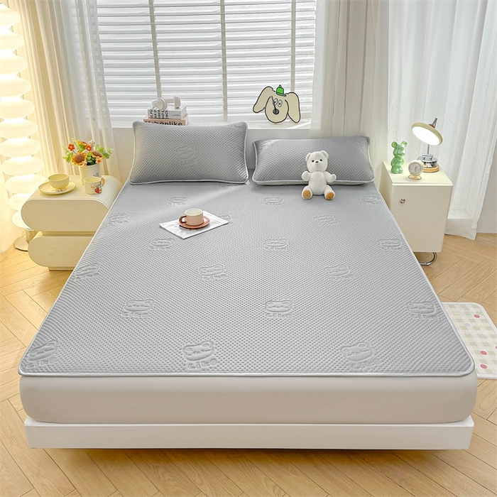 91家纺网 家纺一手货源 找家纺 慕木2025新款A类凉感丝小冰熊云母冰丝凉席床笠夏被系列  小冰熊-魔法灰床席