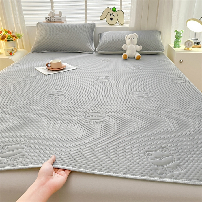 91家纺网 家纺一手货源 找家纺 慕木2025新款A类凉感丝小冰熊云母冰丝凉席床笠夏被系列  小冰熊-魔法灰床席