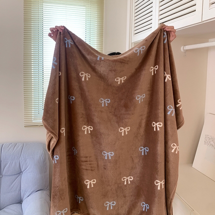 91家纺网 家纺一手货源 找家纺 桃喜 2025新款春夏双面四季牛奶绒毛毯空调毯（会员-2） 咖色蝴蝶结