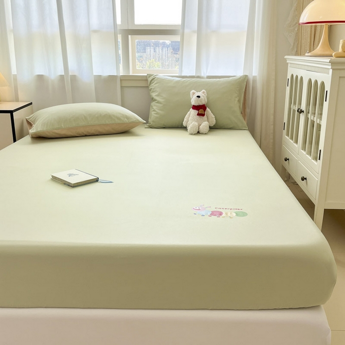 91家纺网 家纺一手货源 找家纺 泽西2025新品全棉卡通床笠 淘气虫-橄榄绿