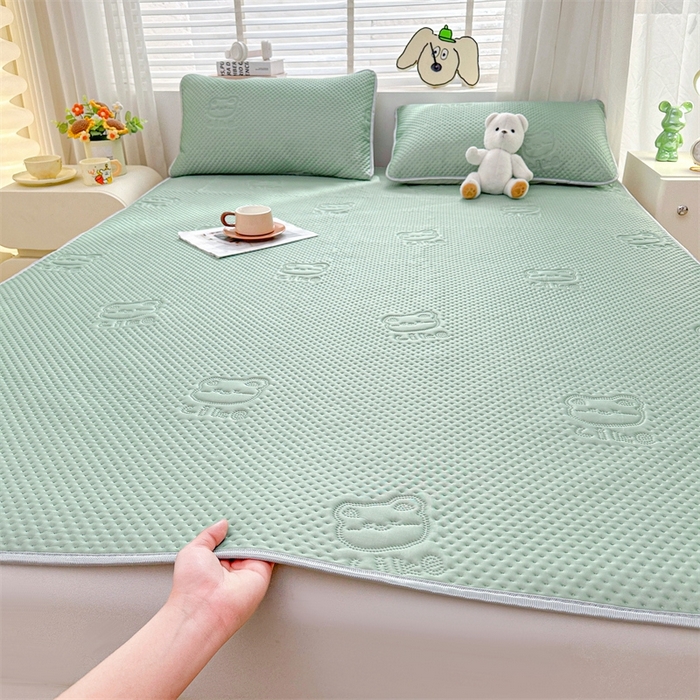 91家纺网 家纺一手货源 找家纺 慕木2025新款A类凉感丝小冰熊云母冰丝凉席床笠夏被系列  小冰熊-豆绿床席