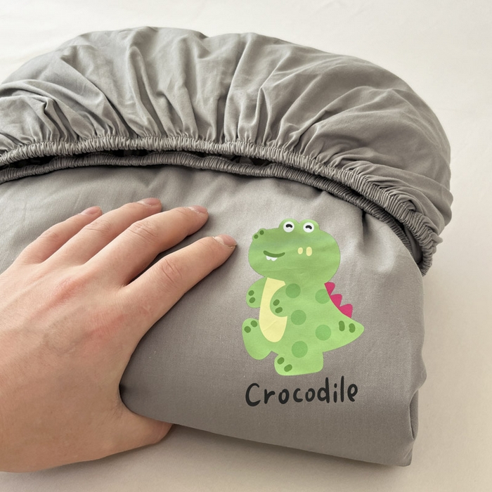 91家纺网 家纺一手货源 找家纺 泽西2025新品全棉卡通床笠 开心鳄-绅士灰