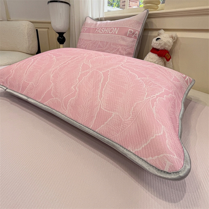 91家纺网 家纺一手货源 找家纺 星座家纺 2025新款斜纹提花凉感丝凉席床单款三件套 叶之语-粉