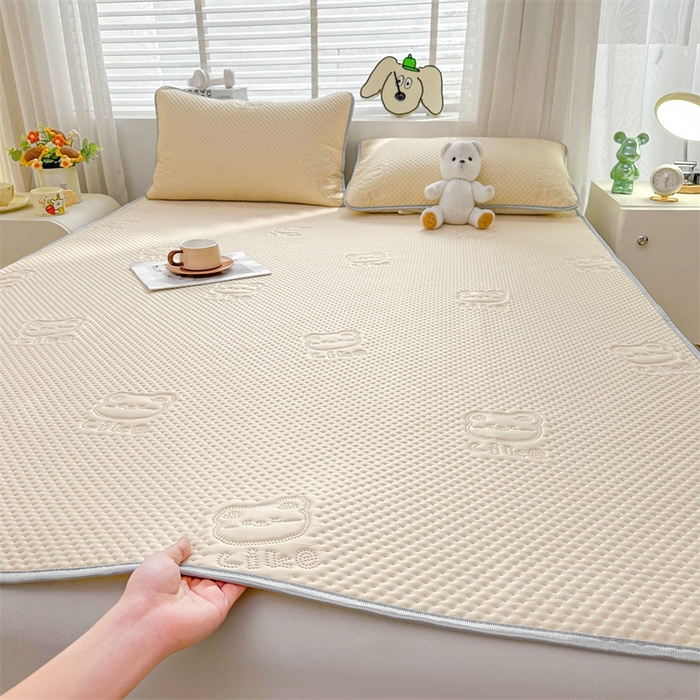 91家纺网 家纺一手货源 找家纺 慕木2025新款A类凉感丝小冰熊云母冰丝凉席床笠夏被系列  小冰熊-米白床席