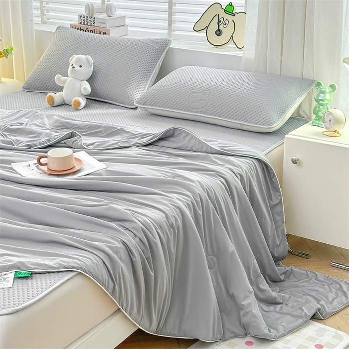 91家纺网 家纺一手货源 找家纺 慕木2025新款A类凉感丝小冰熊云母冰丝凉席床笠夏被系列  小冰熊-魔法灰床席