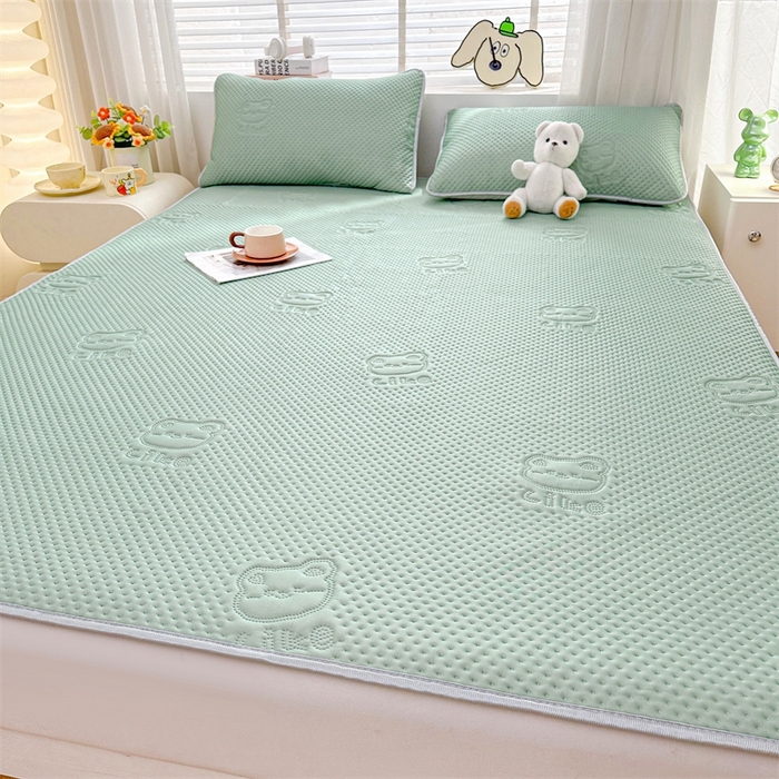 91家纺网 家纺一手货源 找家纺 慕木2025新款A类凉感丝小冰熊云母冰丝凉席床笠夏被系列  小冰熊-豆绿床席