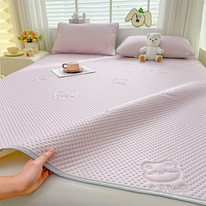 91家纺网 家纺一手货源 找家纺 慕木2025新款A类凉感丝小冰熊云母冰丝凉席床笠夏被系列  小冰熊-梦幻紫床席