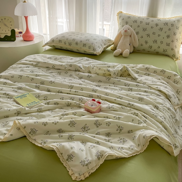 91家纺网 家纺一手货源 找家纺 一比一 2025新款针织双层纱镂空花边夏被四件套 浮生若梦