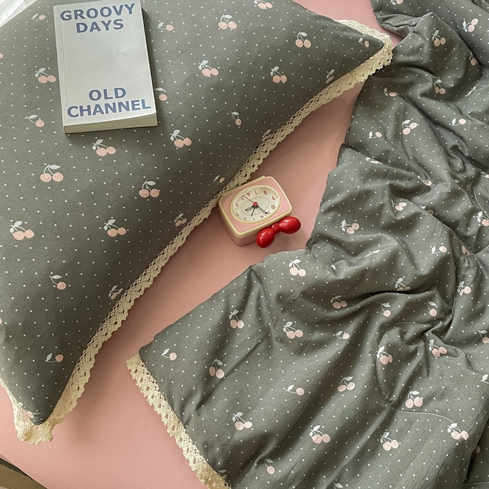 91家纺网 家纺一手货源 找家纺 一比一 2025新款针织双层纱镂空花边夏被四件套 复古樱桃