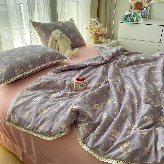 91家纺网 家纺一手货源 找家纺 一比一 2025新款针织双层纱镂空花边夏被四件套 豆蔻年华